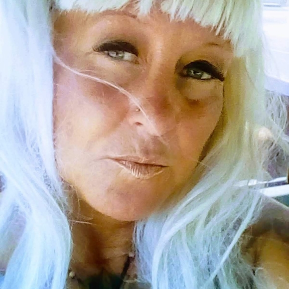 Meet your Posher, Sandy - Picture 3 of 4